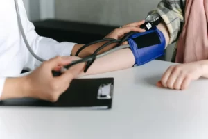 Read more about the article Blood Pressure: रक्तदाबमापी या स्फिग्मोमैनोमीटर से ब्लड प्रेशर कैसे नापते है?